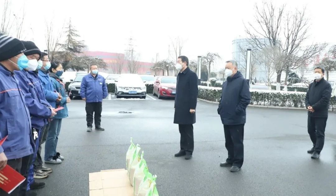 王宝玉书记到DUOBAO多宝·(中国有限公司)官方网站看望慰问职工和劳模李静敏