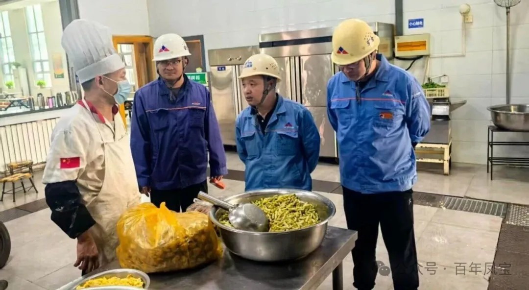 完美官方网页版集团工会开展“双节”食堂安全检查暨老干部慰问活动